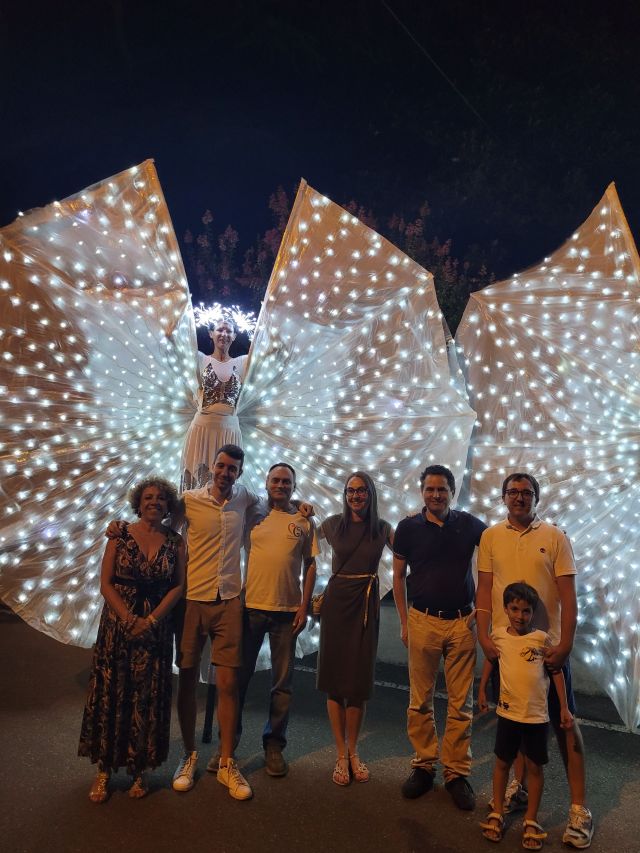 Farfalle fluttuanti, musica e divertimento alla "Notte degli artisti 2022": una luce per la rinascita dei commercianti di Vedano Olona